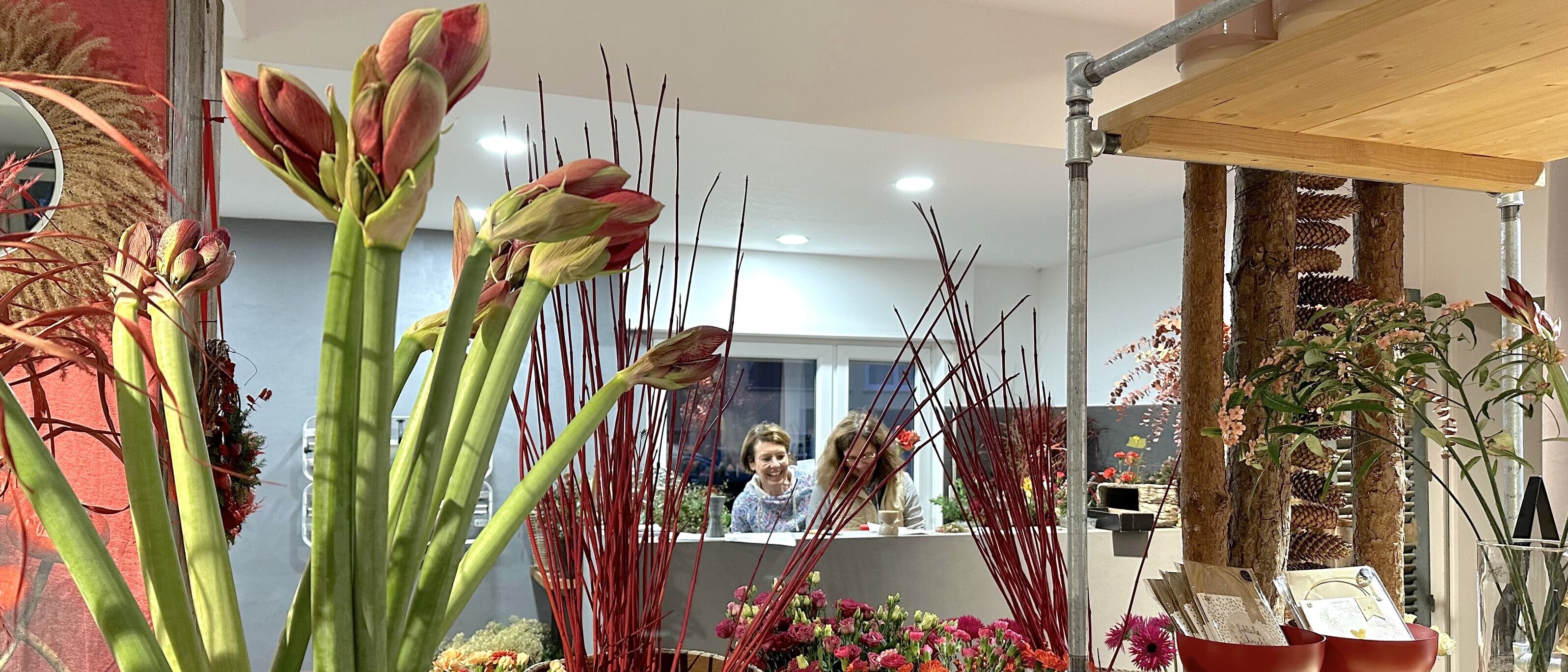 Susanne Silbernagel mit Blumen in Laden