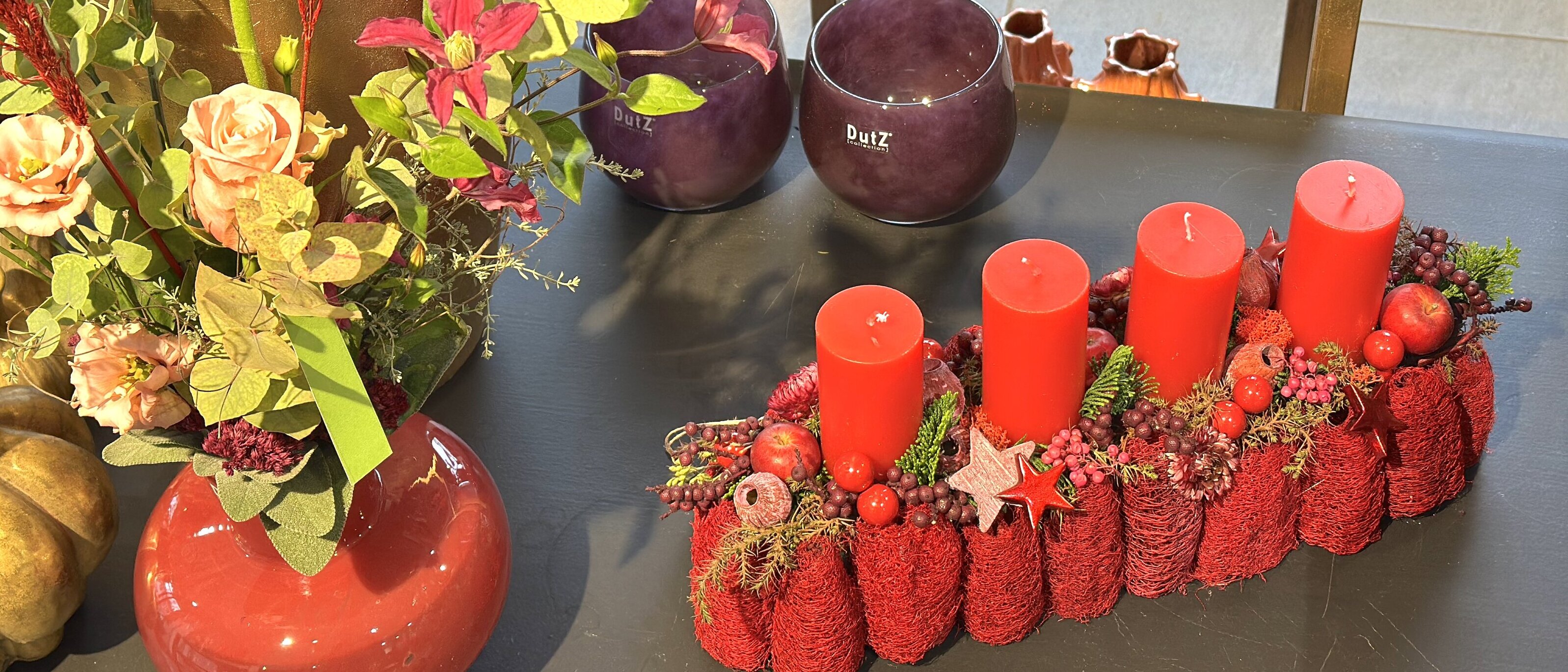 eleganter Adventskranz lang in rot und Blumen