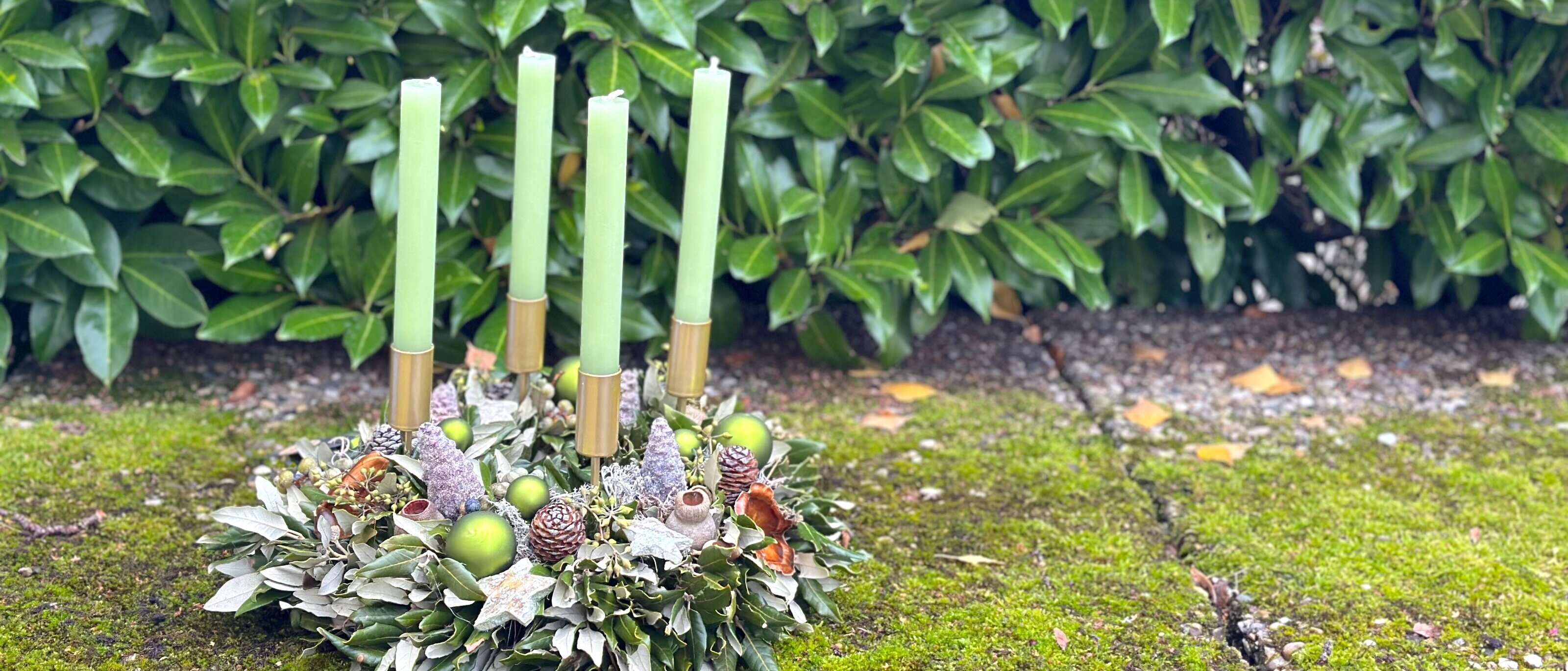 Adventskranz mit grünen Stabkerzen
