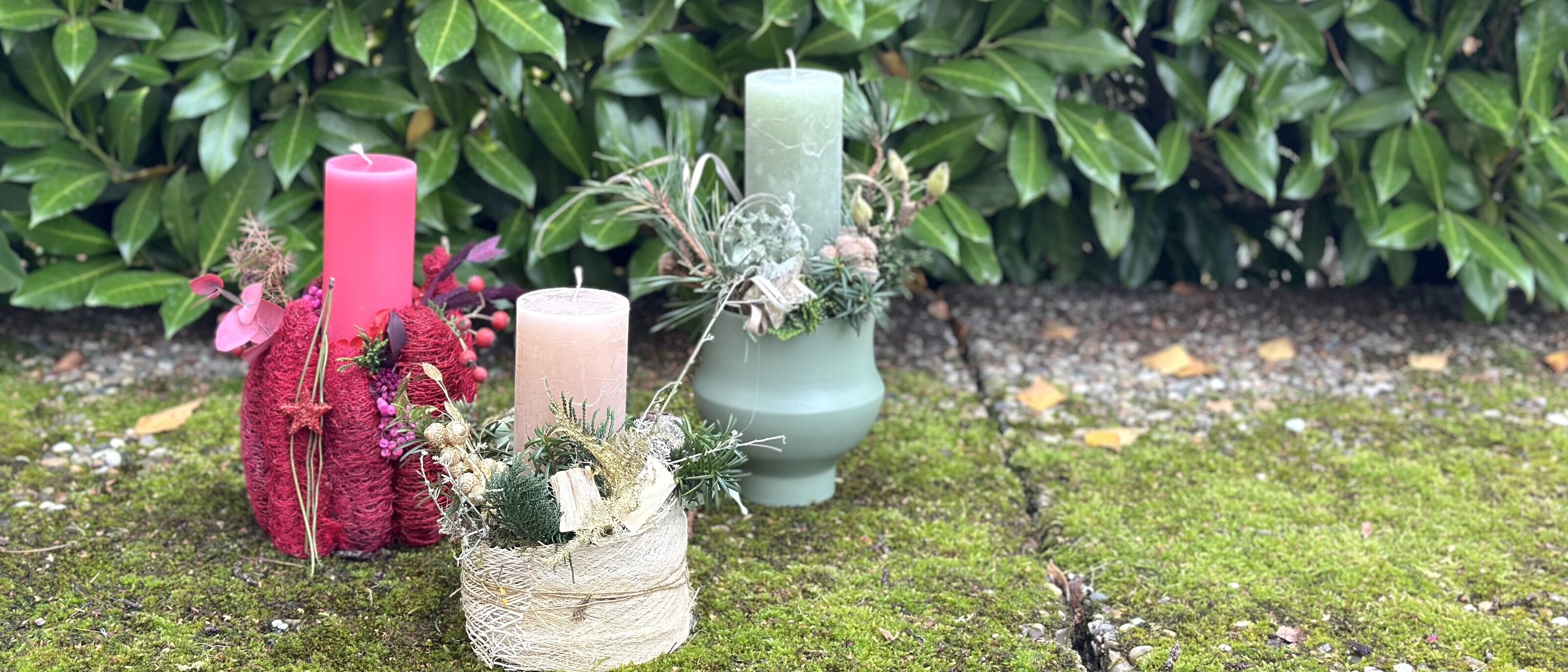 Gestecke mit roter Kerze, mit grüner Kerze und mit beiger Kerze