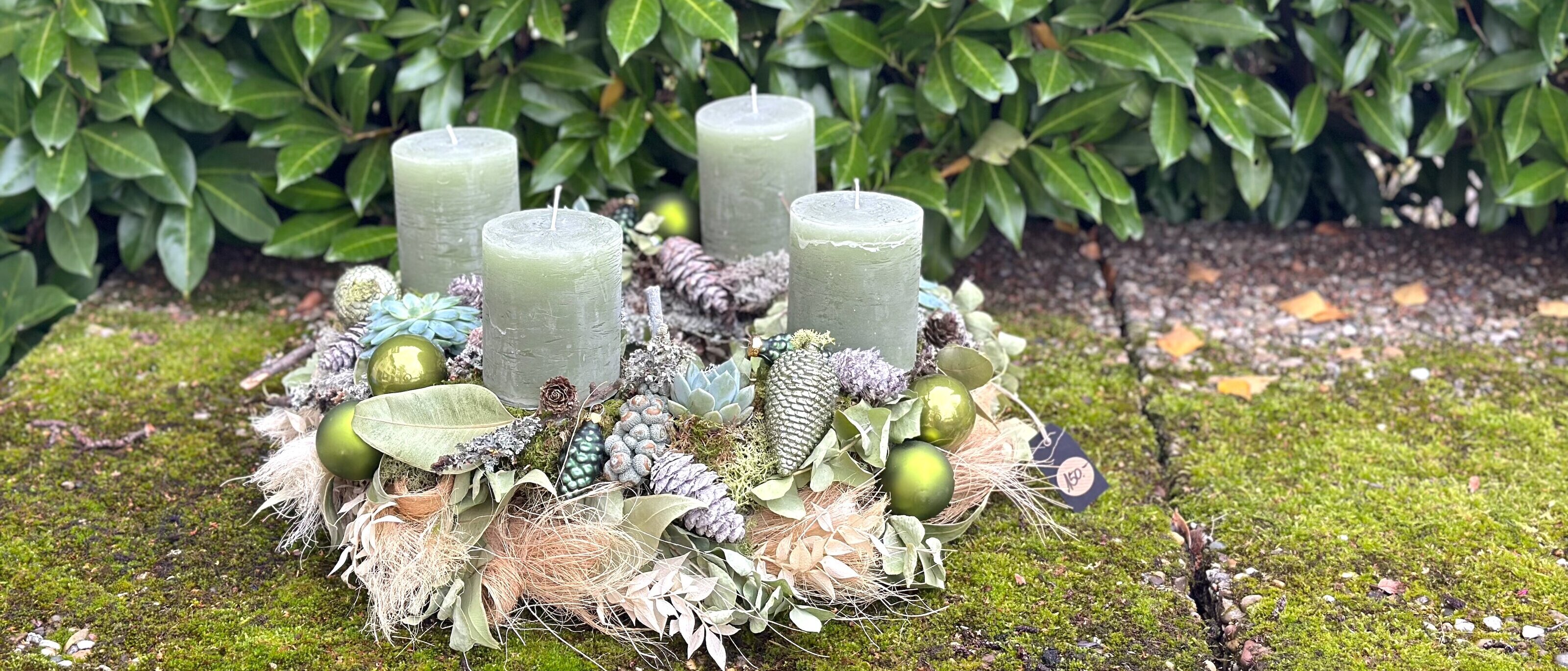 Adventskranz festlich mit grünen Kerzen