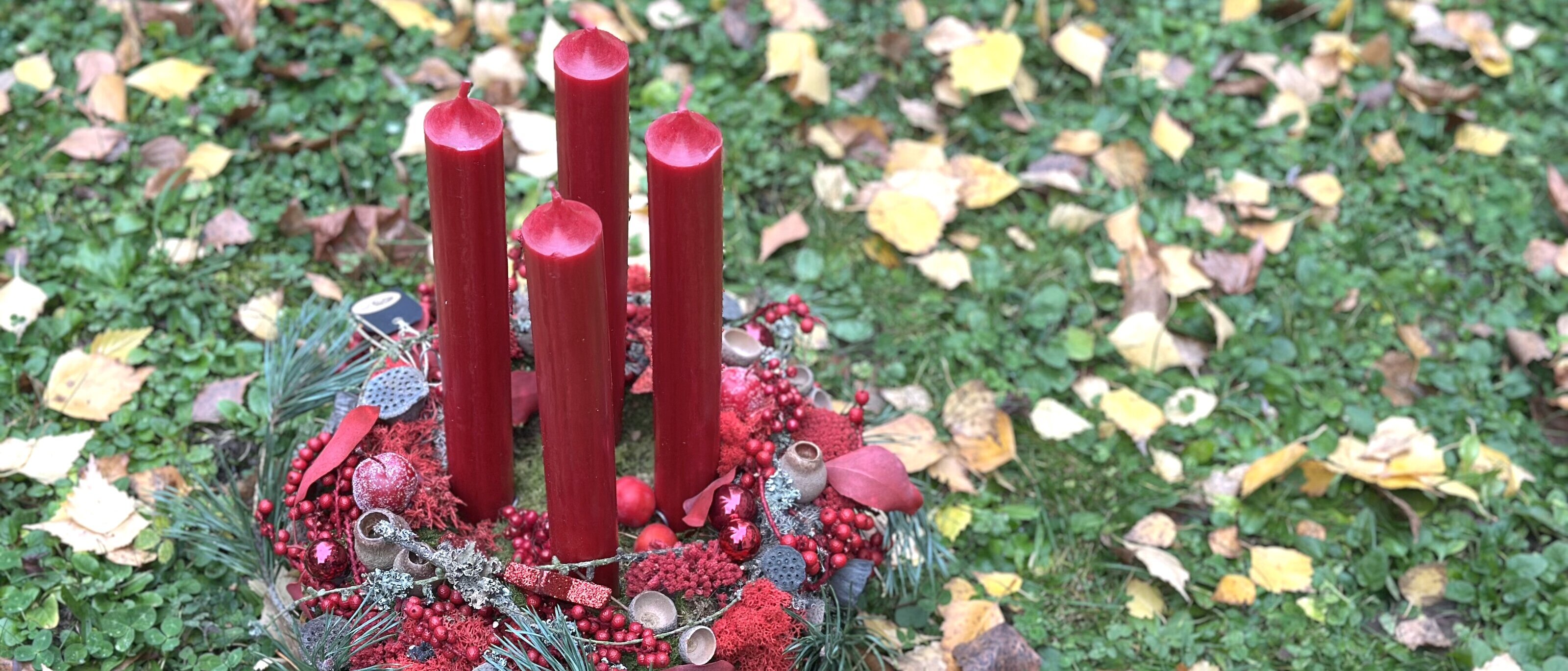 Adventskranz mit roten Stabkerzen